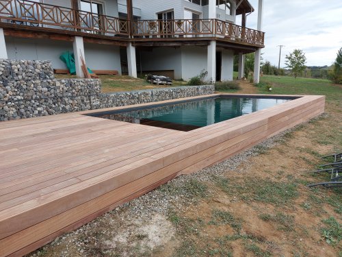 Terrasse de piscine à Montamat