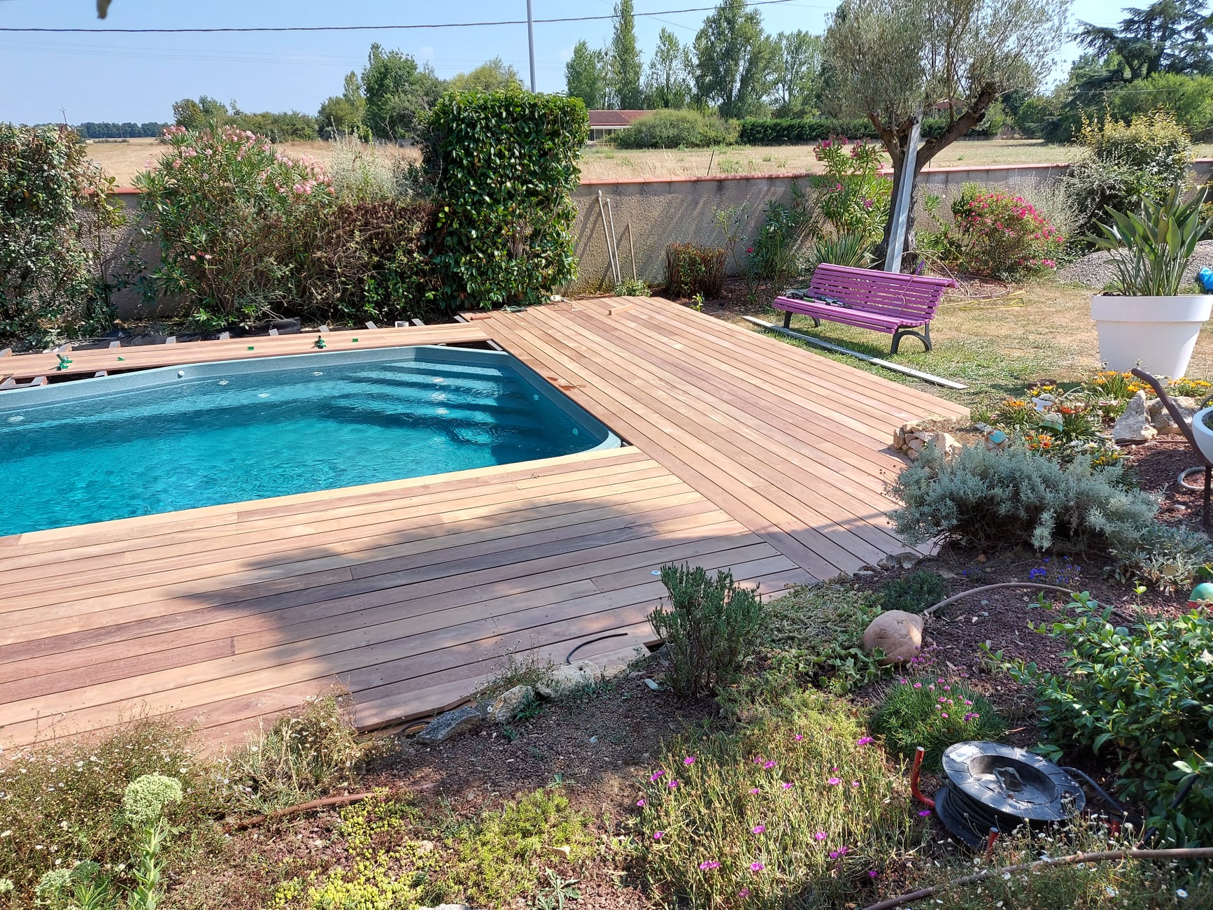 Il y a toujours de la place pour une belle terrasse autour de votre piscine